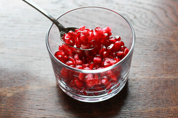 ガラスの器に入ったざくろの実