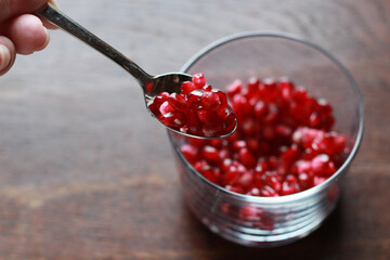 ガラスの器に入ったざくろの実