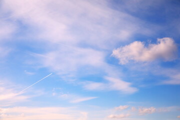 白い雲と青い空と飛行機雲