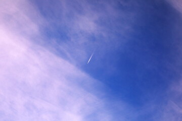 白い雲と青い空と飛行機雲