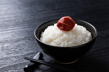 梅干しをのせたご飯