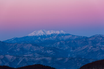 冬の霧ケ峰高原からピンクに染まる夜明けの御嶽山