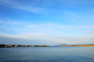 Obraz premium 赤い灯台がある小さな漁港