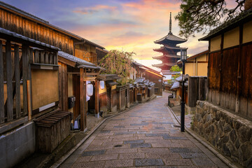 Fototapeta premium Scenic cityscape of Yasaka pagoda majestic sunset in Kyoto