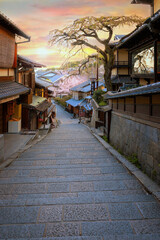 Ninenzaka is an ancient 150m stone-paved pedestrian road. The road is lined with traditional buildings and shops