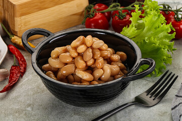 White canned beans in the bowl