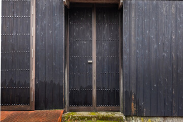 古い扉　photo of old wooden retro door