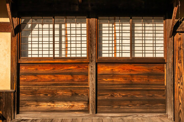 古い扉　photo of old wooden retro door