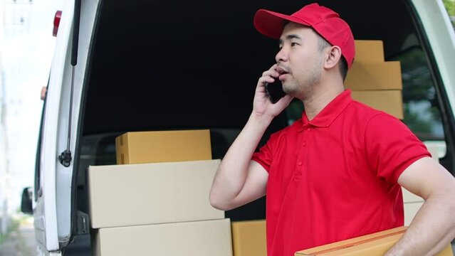 The delivery man uses a mobile phone to call the recipient to make an appointment to pick up the goods.