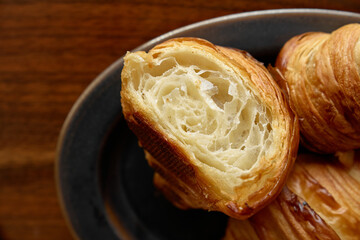 食べかけのクロワッサンの断面
