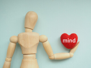 マネキンが持っているハートにmindマインドの文字　コピースペース