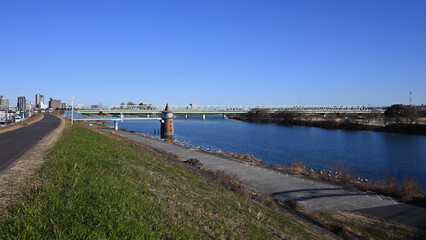 Fototapeta na wymiar 江戸川と新葛飾橋と金町浄水場の第2取水塔