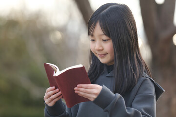 本を読む女の子