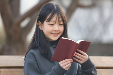 本を読む女の子