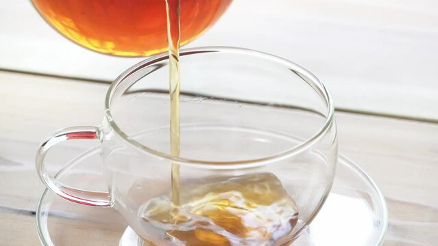 紅茶をポットからカップに注ぐ様子