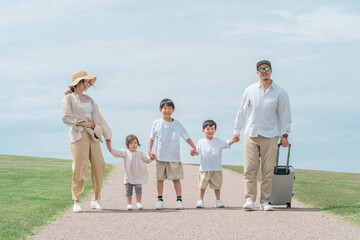 家族旅行・レジャー・行楽・リゾート・夏休みのイメージ（スーツケース・荷物）
