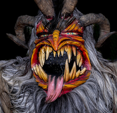 Geschnitzte Perchtenmasken