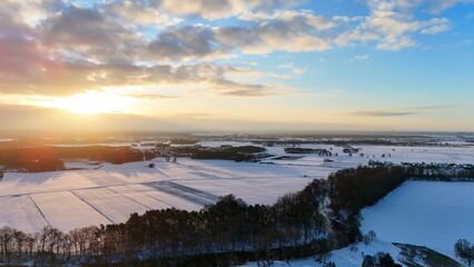 Krajobraz wiejski zimą, zachód słońca 