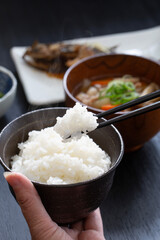 夕食を食べる日本人女性の手元、
