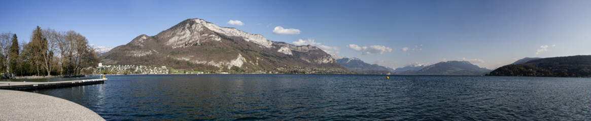Obraz premium Panorama depuis la plage de l'impériale, Annecy, Haute-Savoie