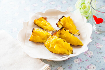 お皿に盛った焼いも