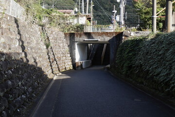 立体交差する路地の風景