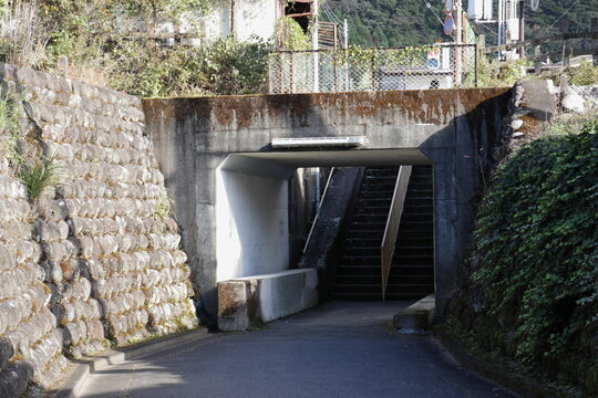 立体交差する路地の風景