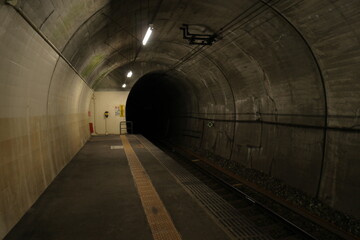 地下鉄駅のプラットフォーム