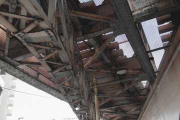 高架鉄道の裏側を見上げる