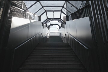 フェンスに囲まれた屋外の階段