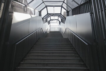 フェンスに囲まれた屋外の階段