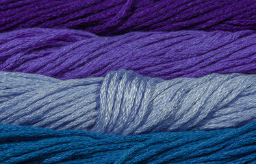 Poskręcane równoległe ułożone sznurki w różnych odcieniach fioletu i niebieskiego, tło...