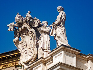 Statue sulla facciata della Basilica di San Pietro nella Città del Vaticano 2058