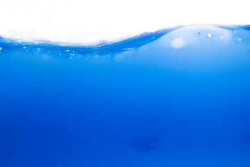 Obraz premium Clean water with water droplets and waves