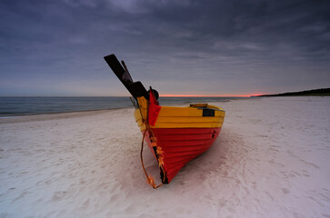 Łódz rybacka na bałtyckiej plaży, wschód słońca , plaża, biały piasek, Dębki, Polska