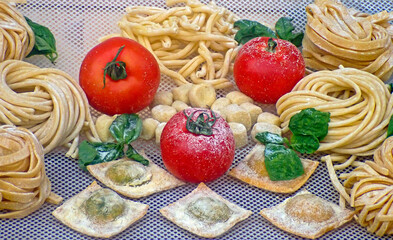 Diversi tipi di pasta fresca, pomodori e basilico 2589
