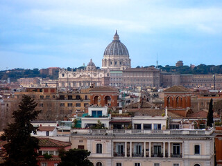 Fototapeta na wymiar Vista panoramica di Roma e della Basilica di San Pietro 2817