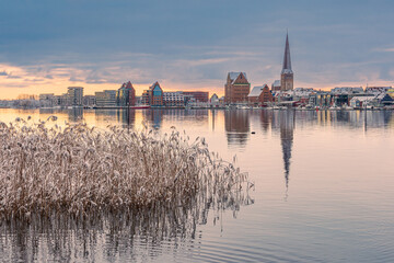 Blick über die Warnow auf die Hansestadt Rostock im Winter - 713923738