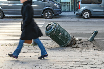 Pieton trottoirs danger circulation poubelle cassé deterioré 