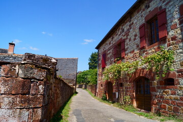 Fototapeta na wymiar Collonges-la-Rouge si trova nella Nouvelle-Aquitaine, in uno dei borghi più belli di Francia, vicino alla valle della Dordogna e al Périgord. nella Nouvelle-Aquitaine