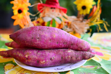 A batata-doce é um dos tubérculos mais consumidos no Brasil e é uma fonte de carboidrato saudável. Por ser rica em fibras, ela é considerada um alimento com médio índice glicêmico, ou seja, aumenta a  - obrazy, fototapety, plakaty
