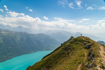 randonneuse au Augtmatthorn avec vue sur le lac de Brienz