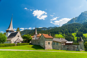 Fototapeta na wymiar Village suisse avec église au pied des montagnes