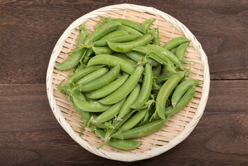 ざるの上の収穫したエンドウ