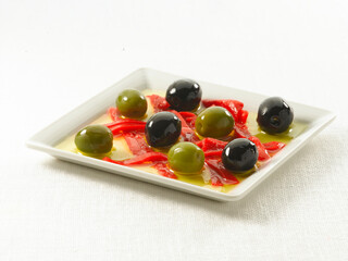 Aceitunas verdes y negras con pimientos asados. Green and black olives with roasted peppers.