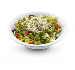 Ensalada con tomates, pepinos y gulas. Salad with tomatoes, cucumbers and eels. Vista cenital
