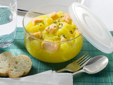 Patatas con salm&oacute;n en tapper de cristal. Potatoes with salmon in glass tapper.