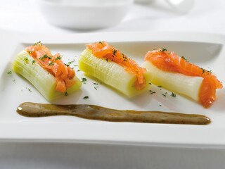 Puerros rellenos de salmón y perejil. Leeks stuffed with salmon and parsley.