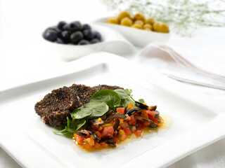 Vinagreta de tomates y aceitunas negras. Tomato and black olive vinaigrette.