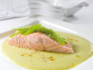 Salmón con judías verdes y salsa. Salmon with green beans and sauce.